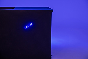 Világító LED logó - Visszafogott, mégis látványos LED logó, amely sejtelmes fényével bármely környezet hangulatát különlegessé varázsolja.